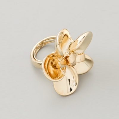 Flower Twist Ring | LadyLUX - Online Luxury Lifestyle, Technology and Fashion Magazine