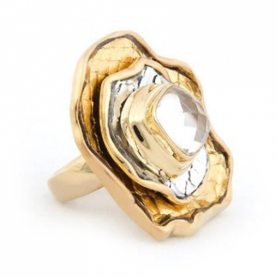 Gold Flower Ring | LadyLUX - Online Luxury Lifestyle, Technology and Fashion Magazine